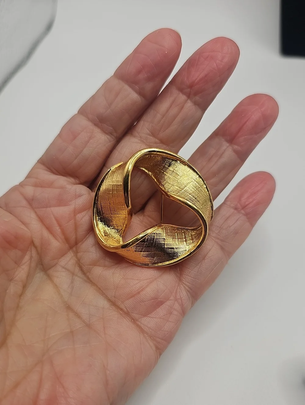 Napier Vintage Swirl Brooch Womens OS Gold Textured Abstract Mobius Pin L1.5in